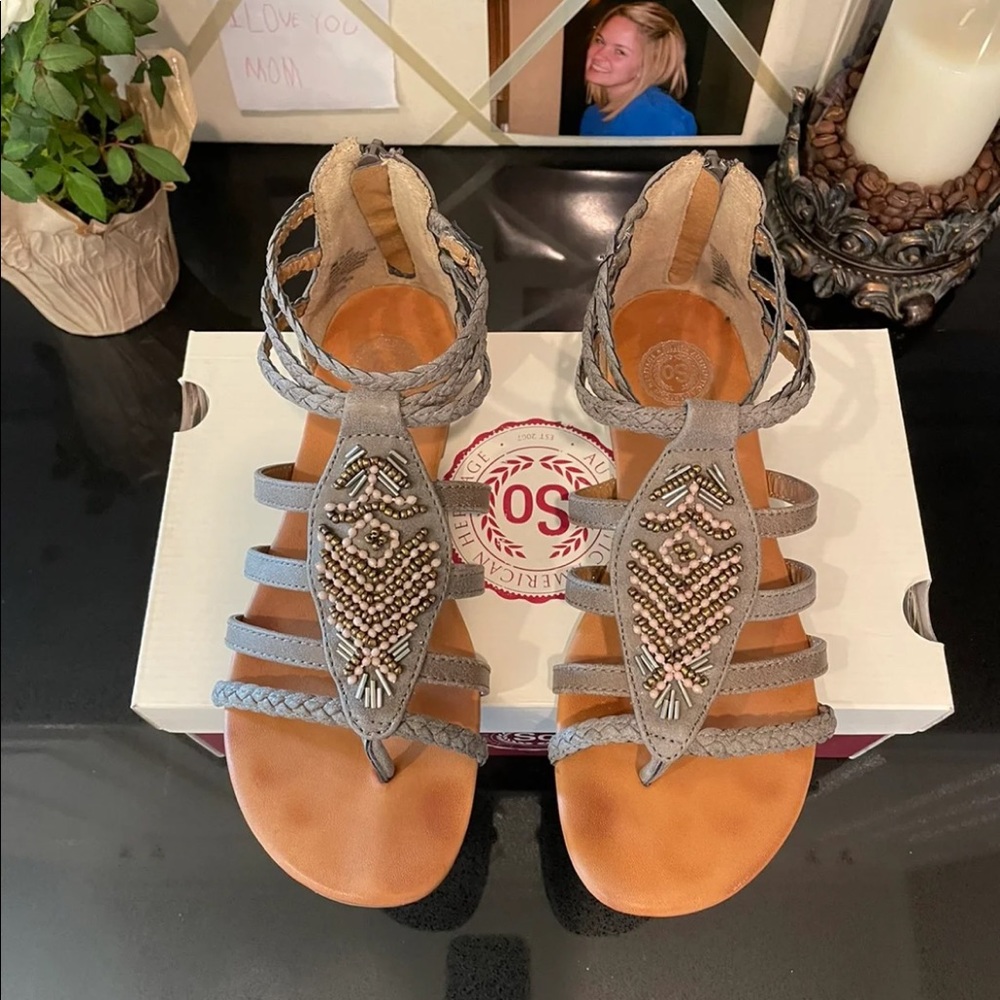 SO zip up sandals
